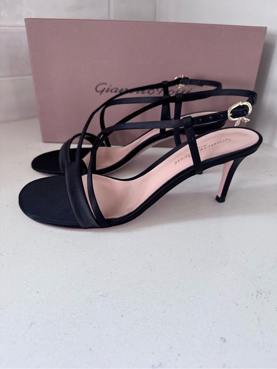 Gianvito Rossi Shoes - Gianvito Rossi Black Larissa 70 Heels NIB